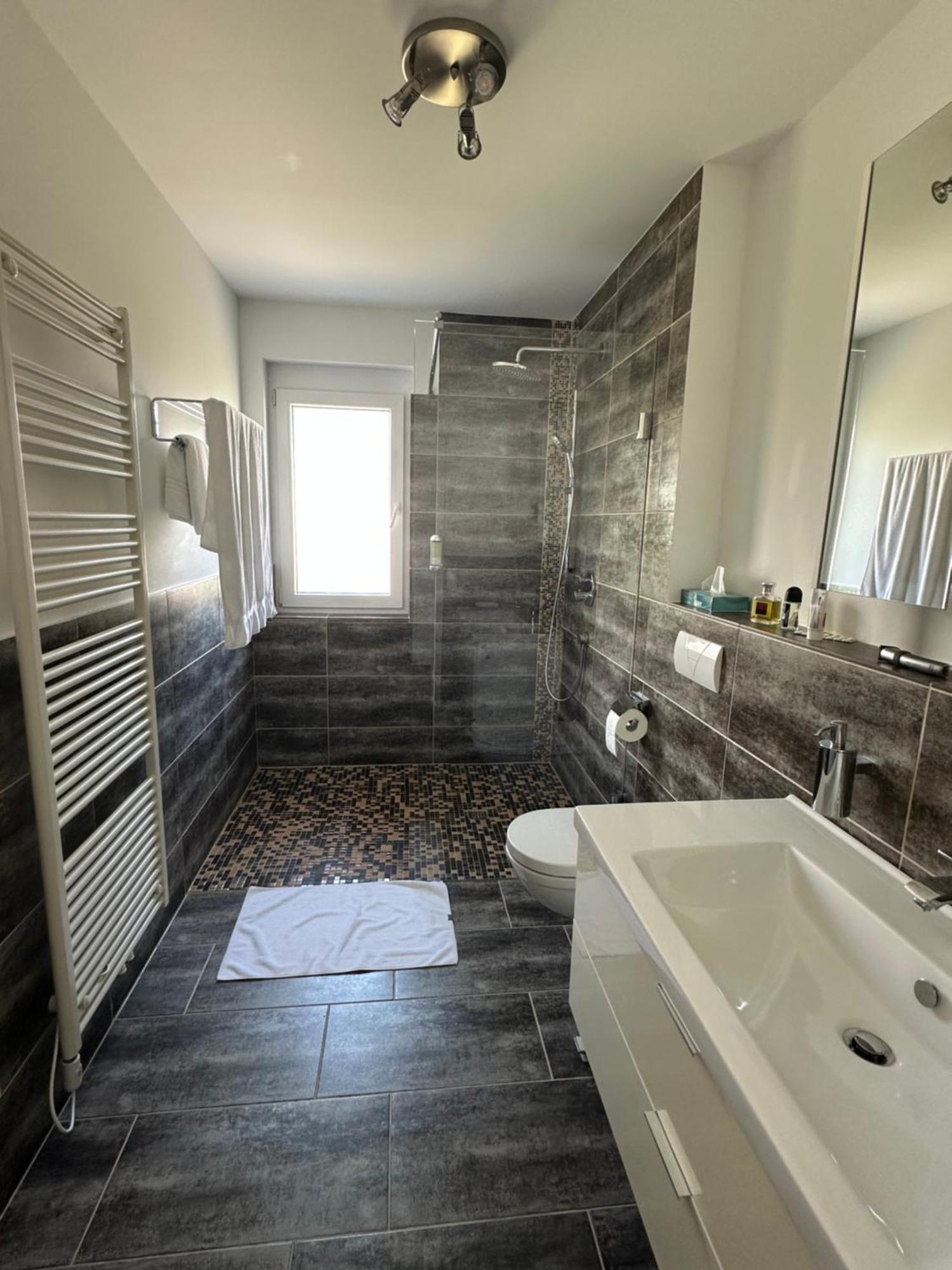 2-Zimmer-Ferienwohnung Mit Hotelservice Und 2 Balkons - Golf, Bike Und Wellness Im Markgraeflerland Bad Bellingen Bagian luar foto